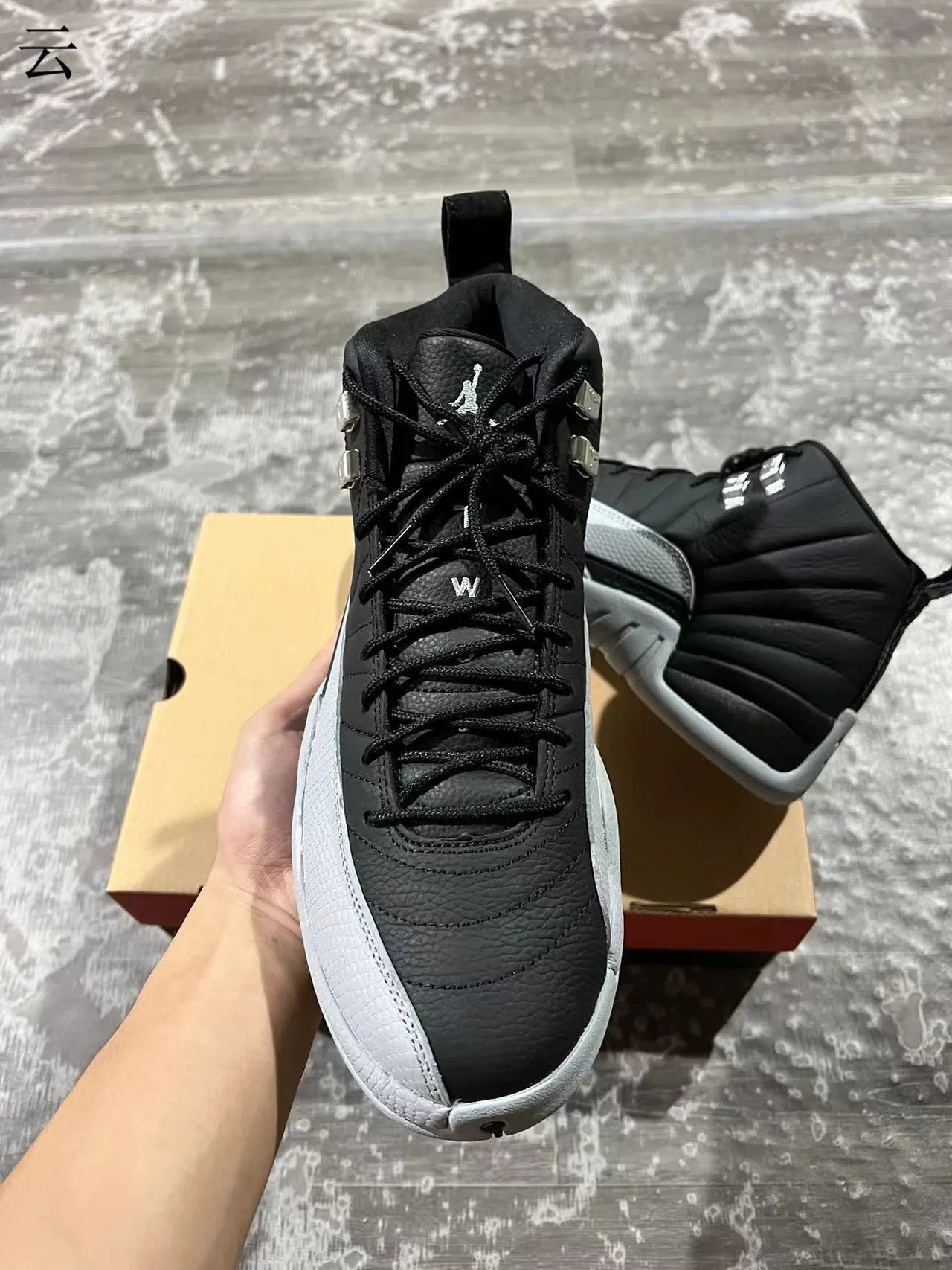 Tênis de basquete Air Jordan 12 em couro acolchoado preto e cinza 3