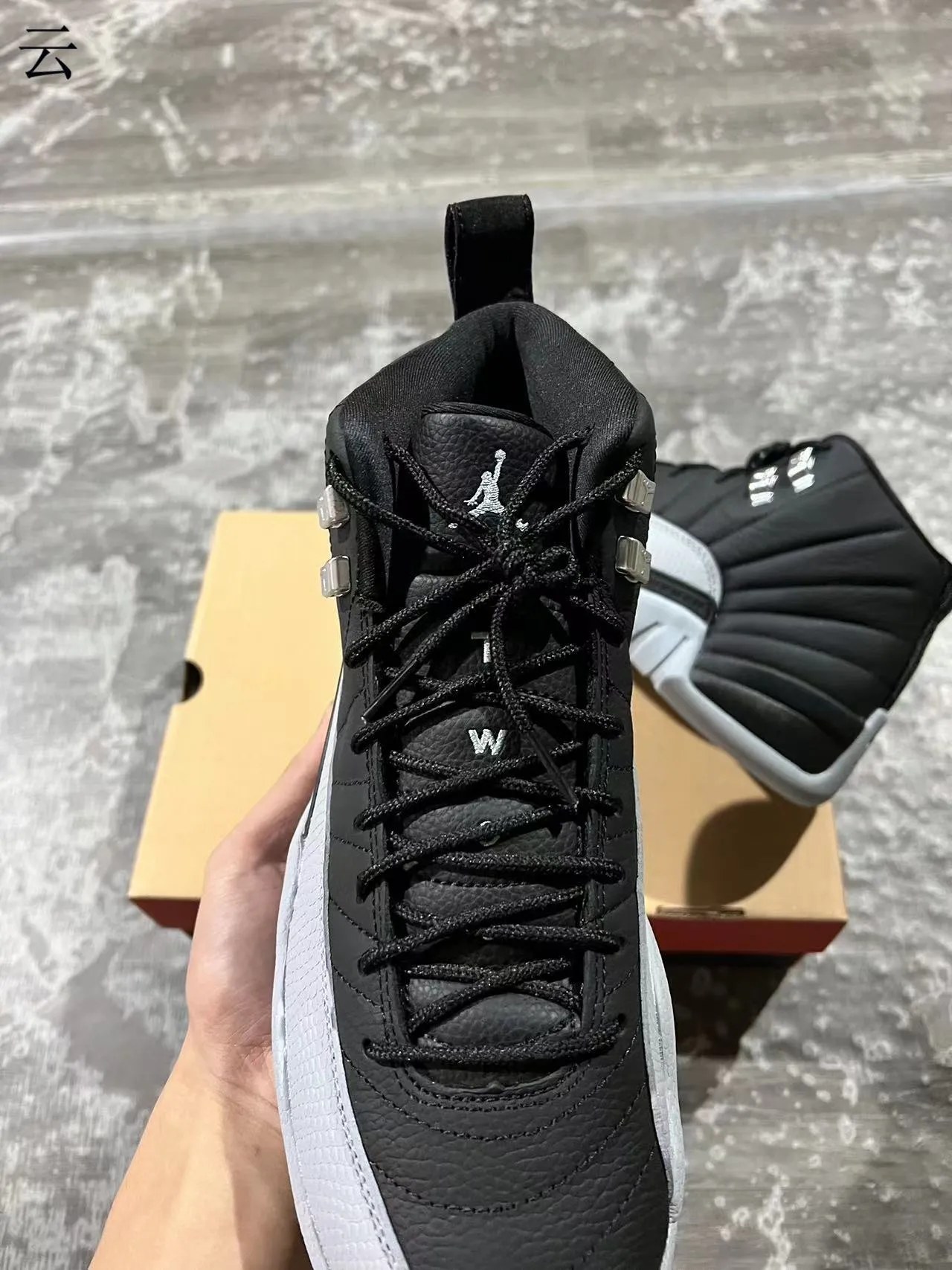 Tênis de basquete Air Jordan 12 em couro acolchoado preto e cinza 4