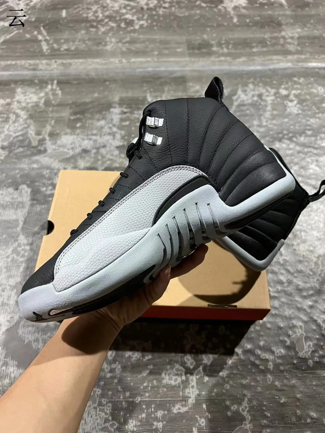 Tênis de basquete Air Jordan 12 em couro acolchoado preto e cinza 5
