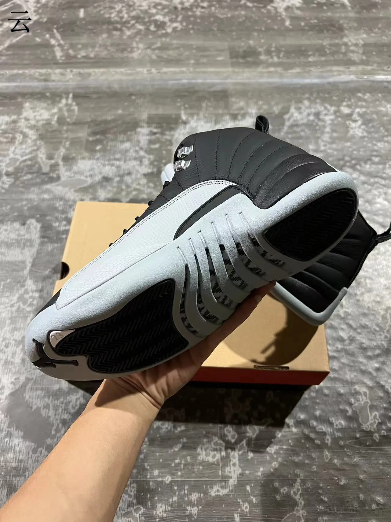 Tênis de basquete Air Jordan 12 em couro acolchoado preto e cinza 6