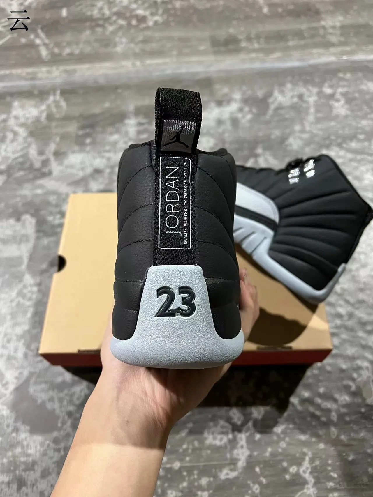 Tênis de basquete Air Jordan 12 em couro acolchoado preto e cinza 8