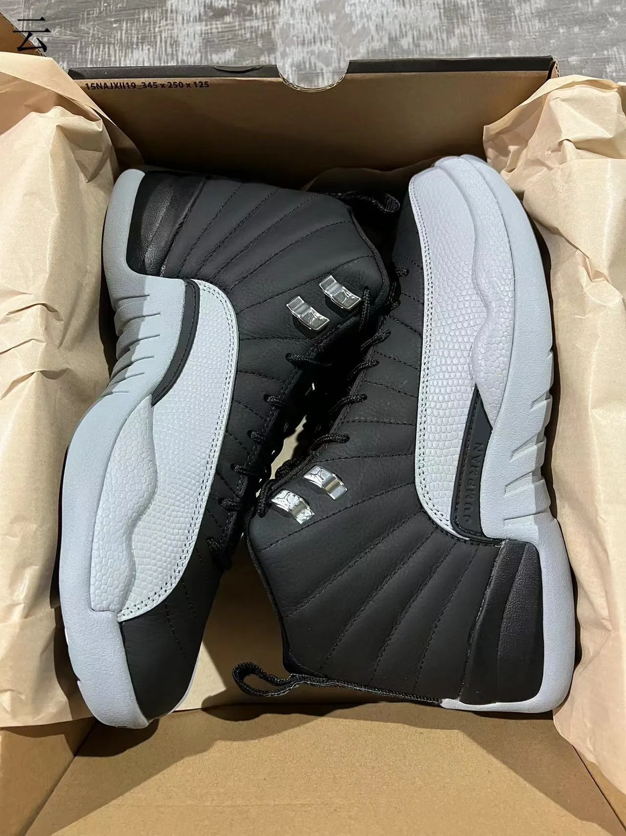 Tênis de basquete Air Jordan 12 em couro acolchoado preto e cinza 9