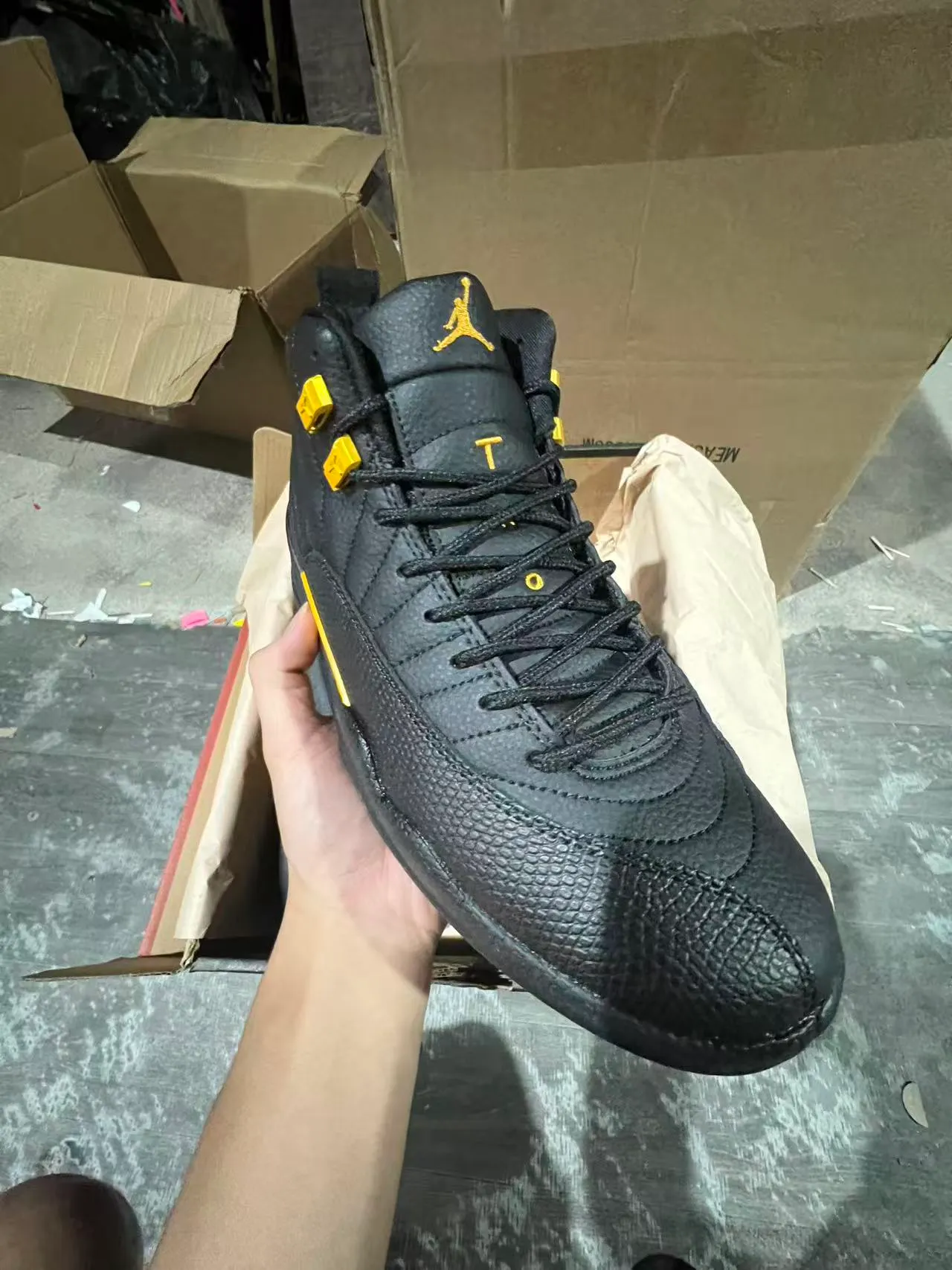 Tênis de basquete Air Jordan 12 Jumpman preto e amarelo 2
