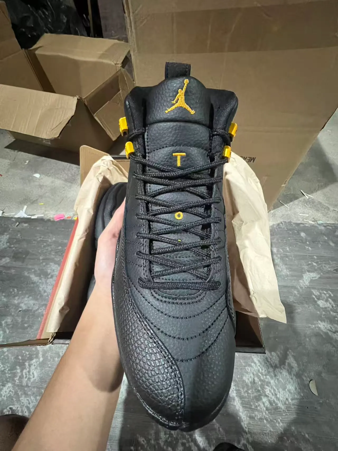 Tênis de basquete Air Jordan 12 Jumpman preto e amarelo 3
