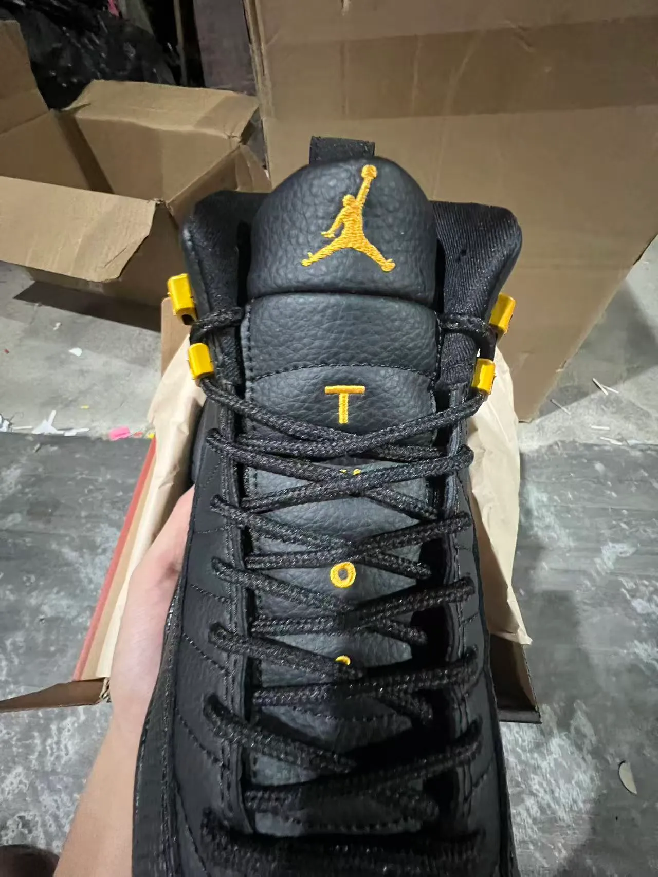 Tênis de basquete Air Jordan 12 Jumpman preto e amarelo 4