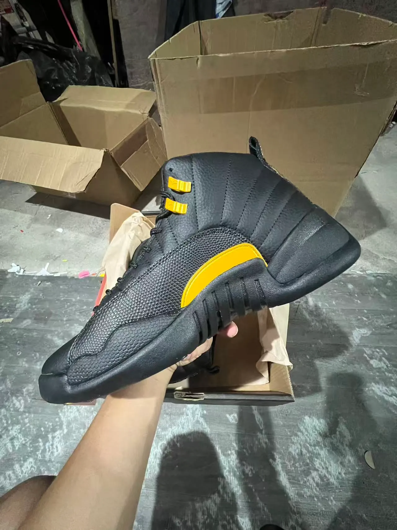 Tênis de basquete Air Jordan 12 Jumpman preto e amarelo 5