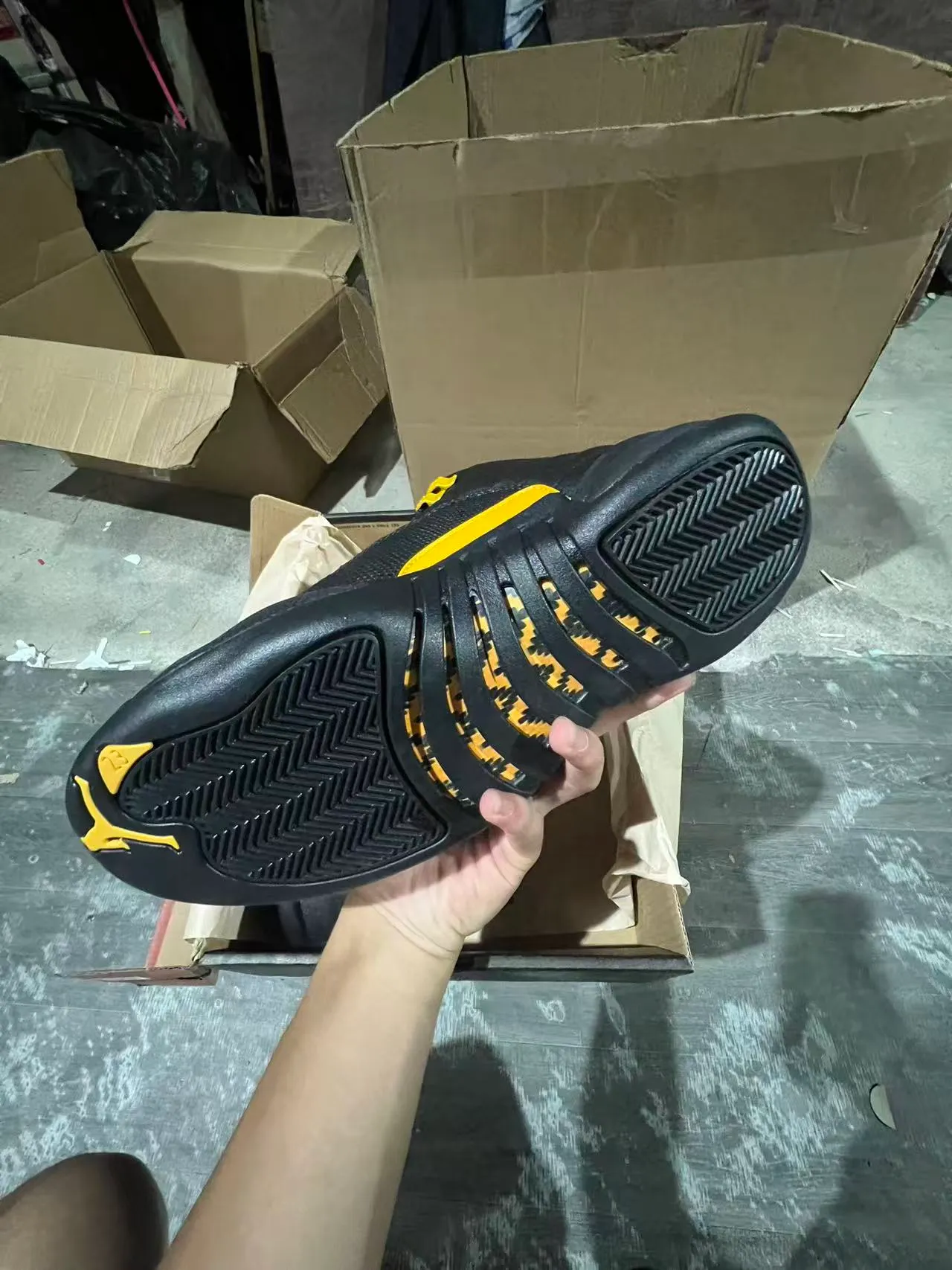 Tênis de basquete Air Jordan 12 Jumpman preto e amarelo 6