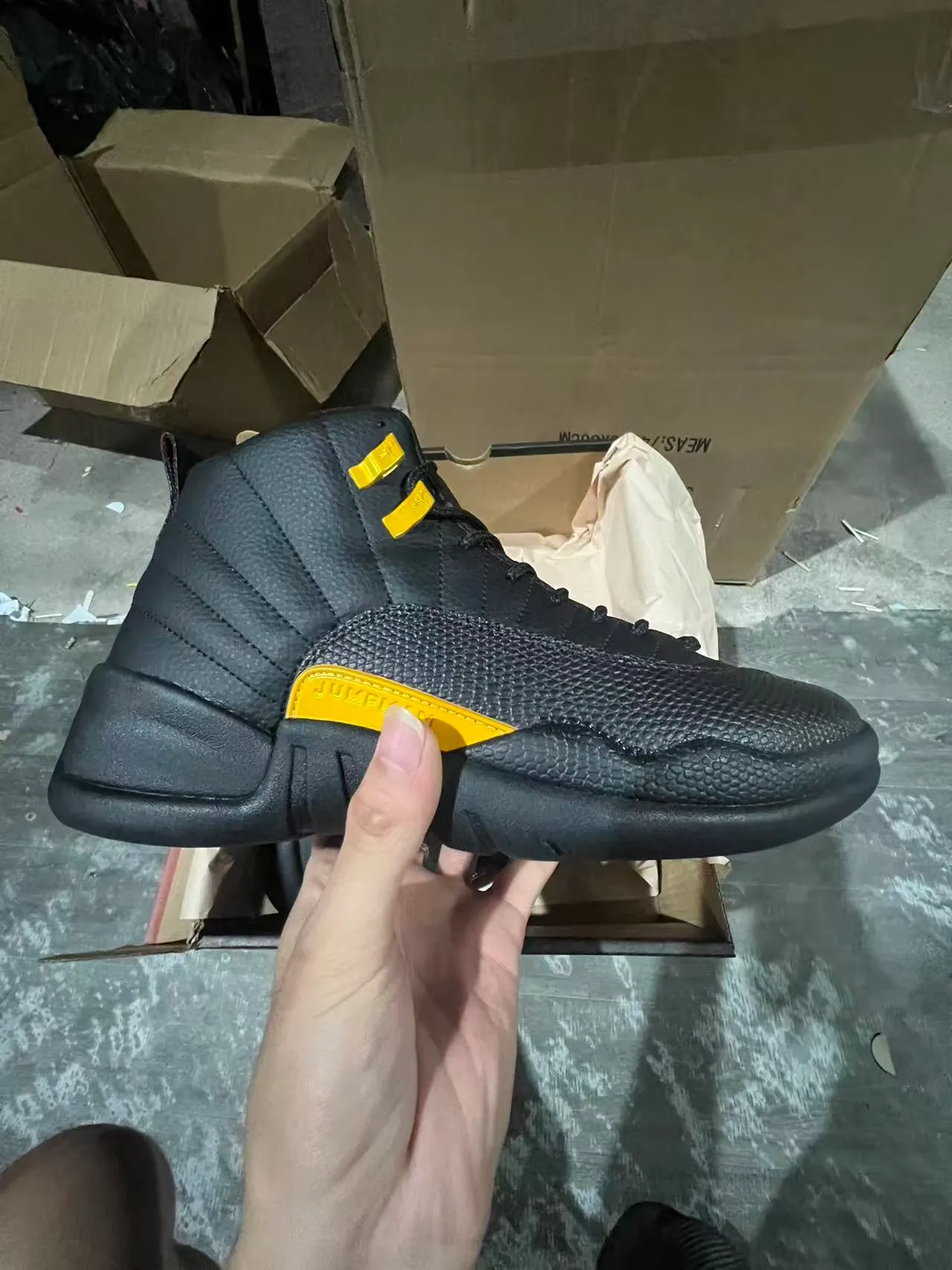 Tênis de basquete Air Jordan 12 Jumpman preto e amarelo 7