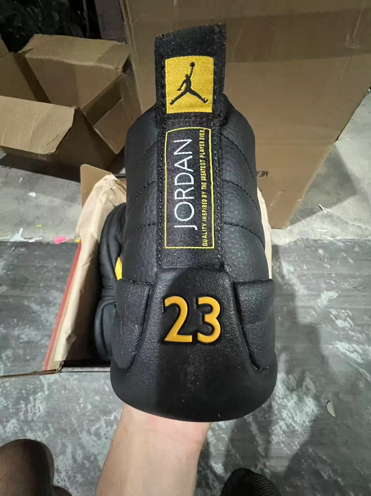 Tênis de basquete Air Jordan 12 Jumpman preto e amarelo 8