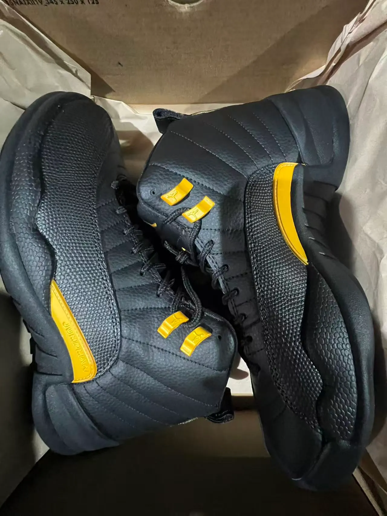Tênis de basquete Air Jordan 12 Jumpman preto e amarelo 9