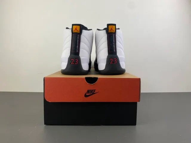 Air Jordan 12 blanco negro dorado Lace Lock zapatos de baloncesto 18