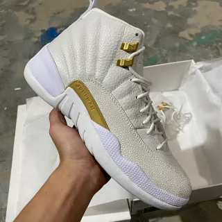 Tênis de basquete Air Jordan 12 branco e dourado