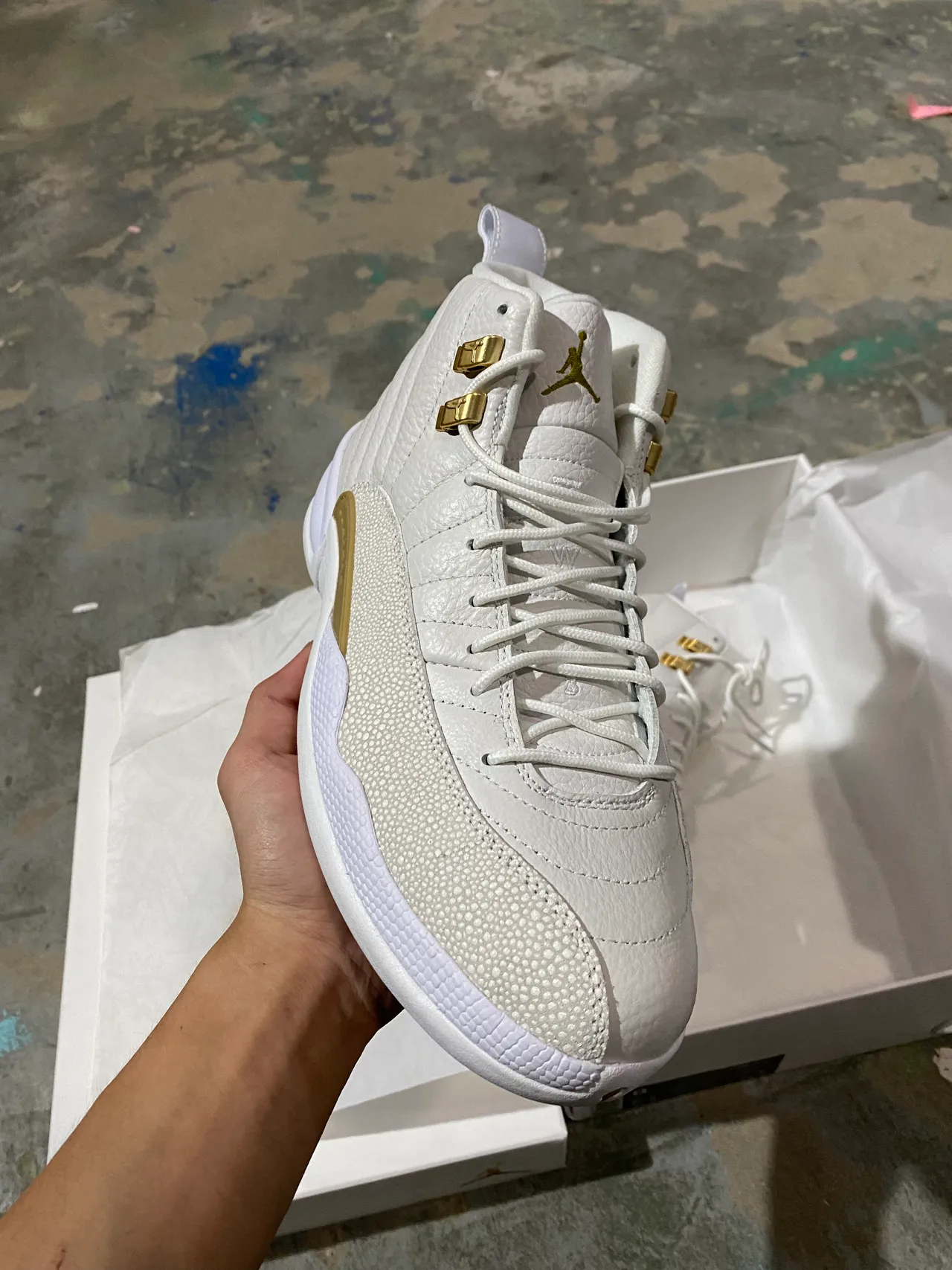 Chaussures de basketball Air Jordan 12 blanc et or 2