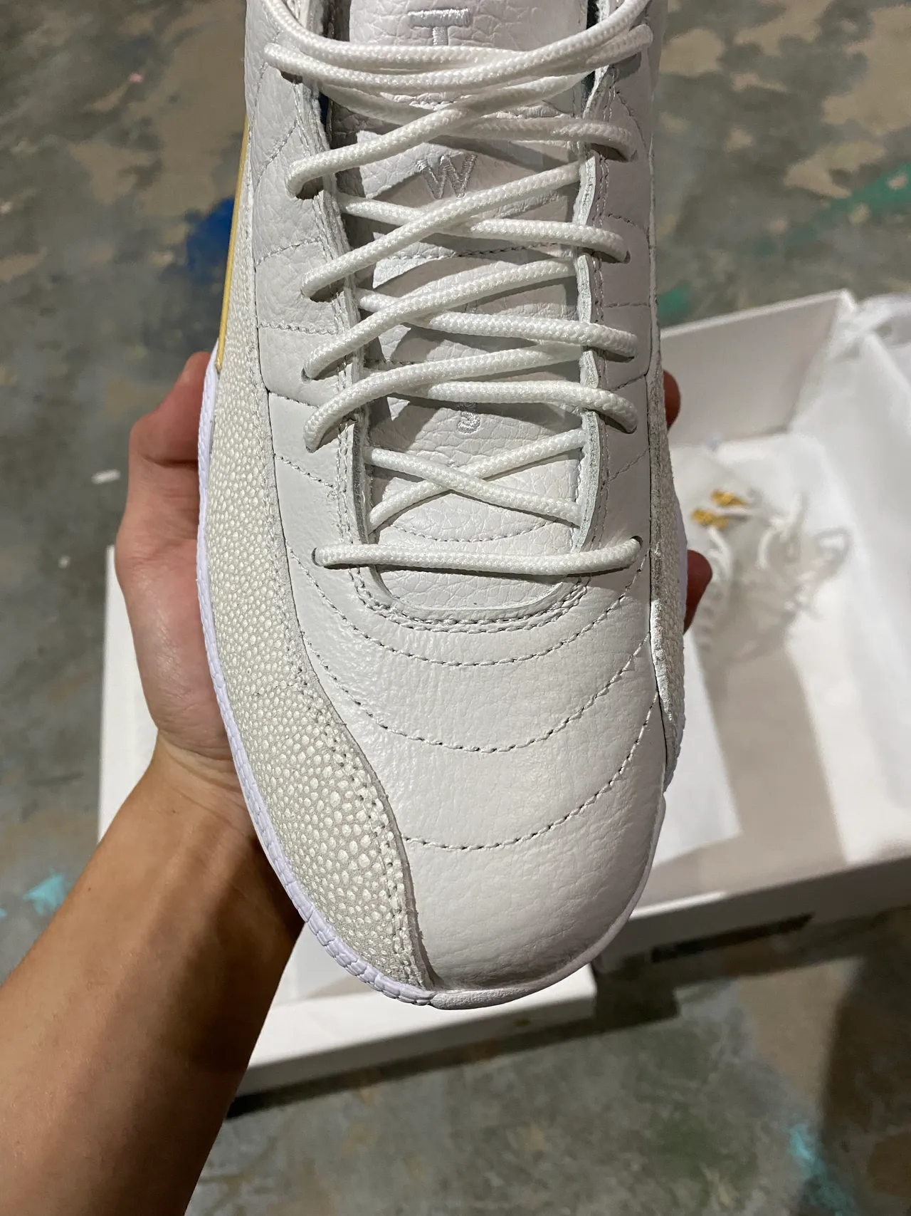 Chaussures de basketball Air Jordan 12 blanc et or 3