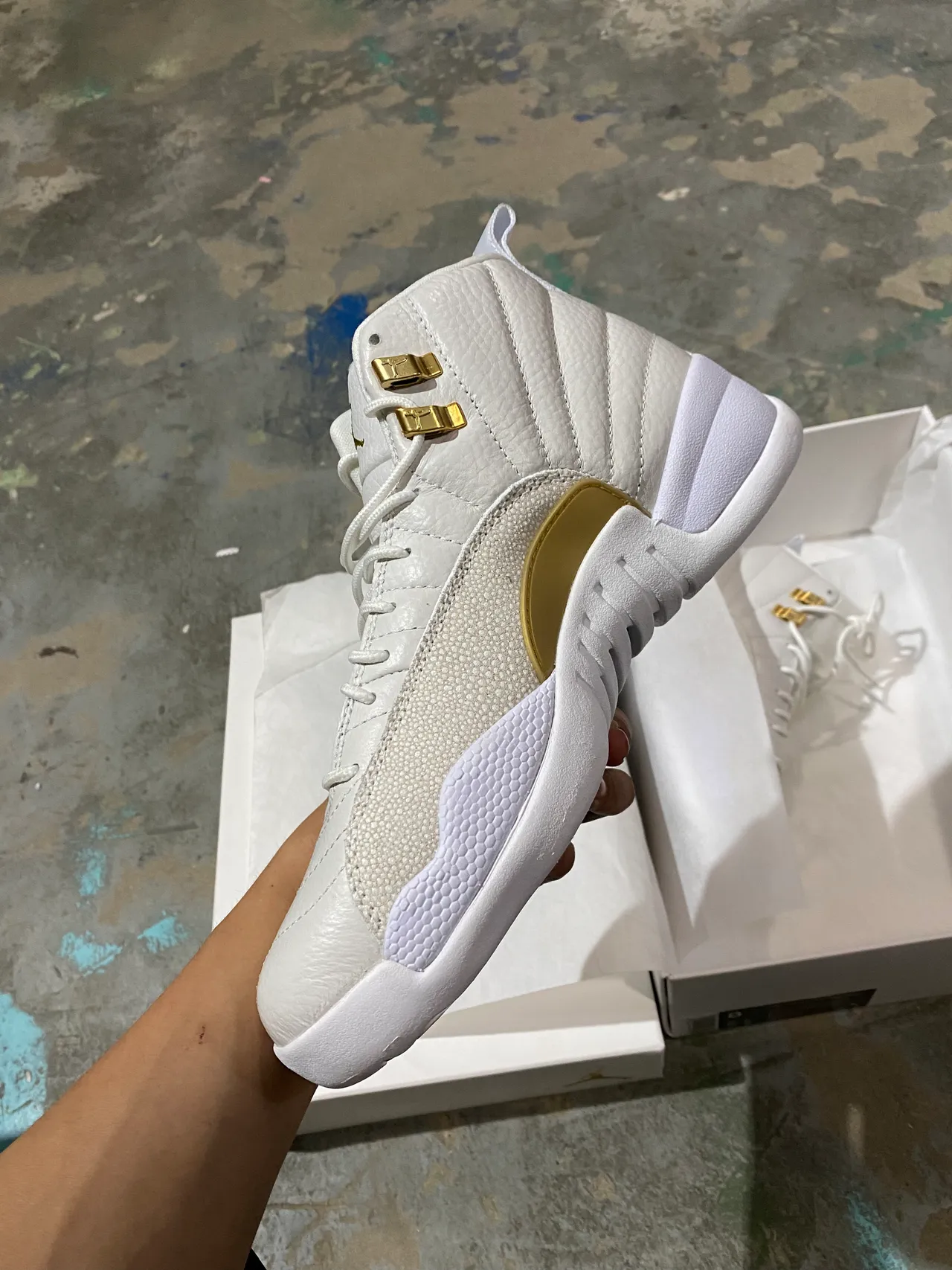 Chaussures de basketball Air Jordan 12 blanc et or 4