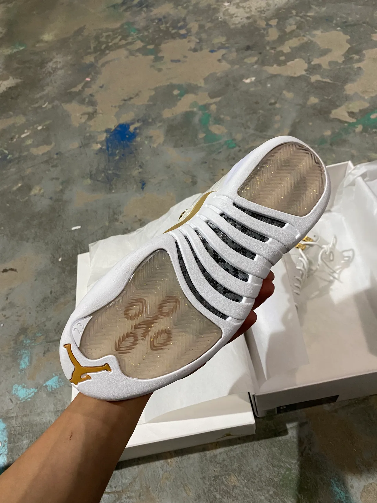 Chaussures de basketball Air Jordan 12 blanc et or 5