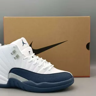 Zapatillas de baloncesto Air Jordan 12 blanco y azul marino