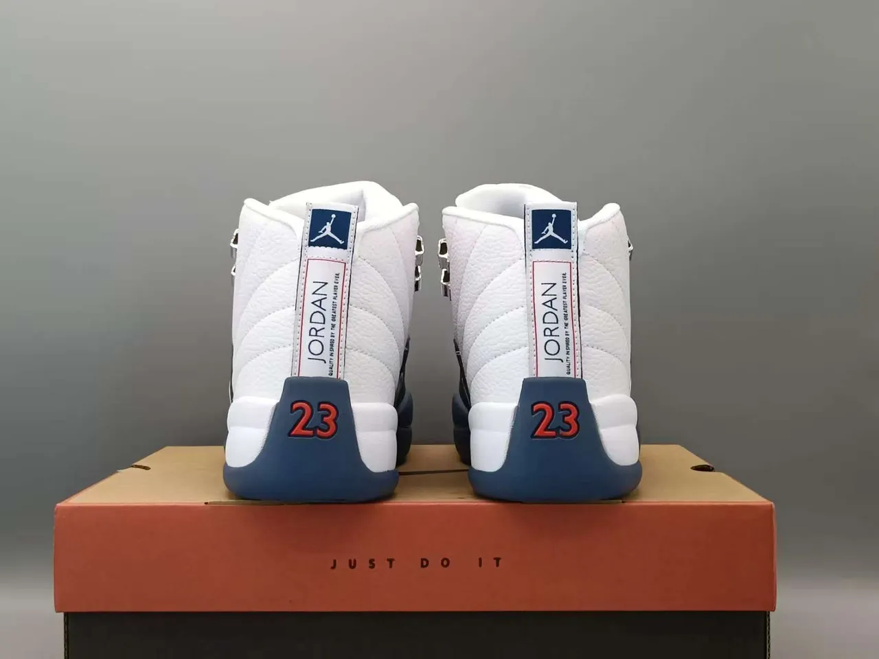 Tênis de basquete Air Jordan 12 branco e azul-marinho 2