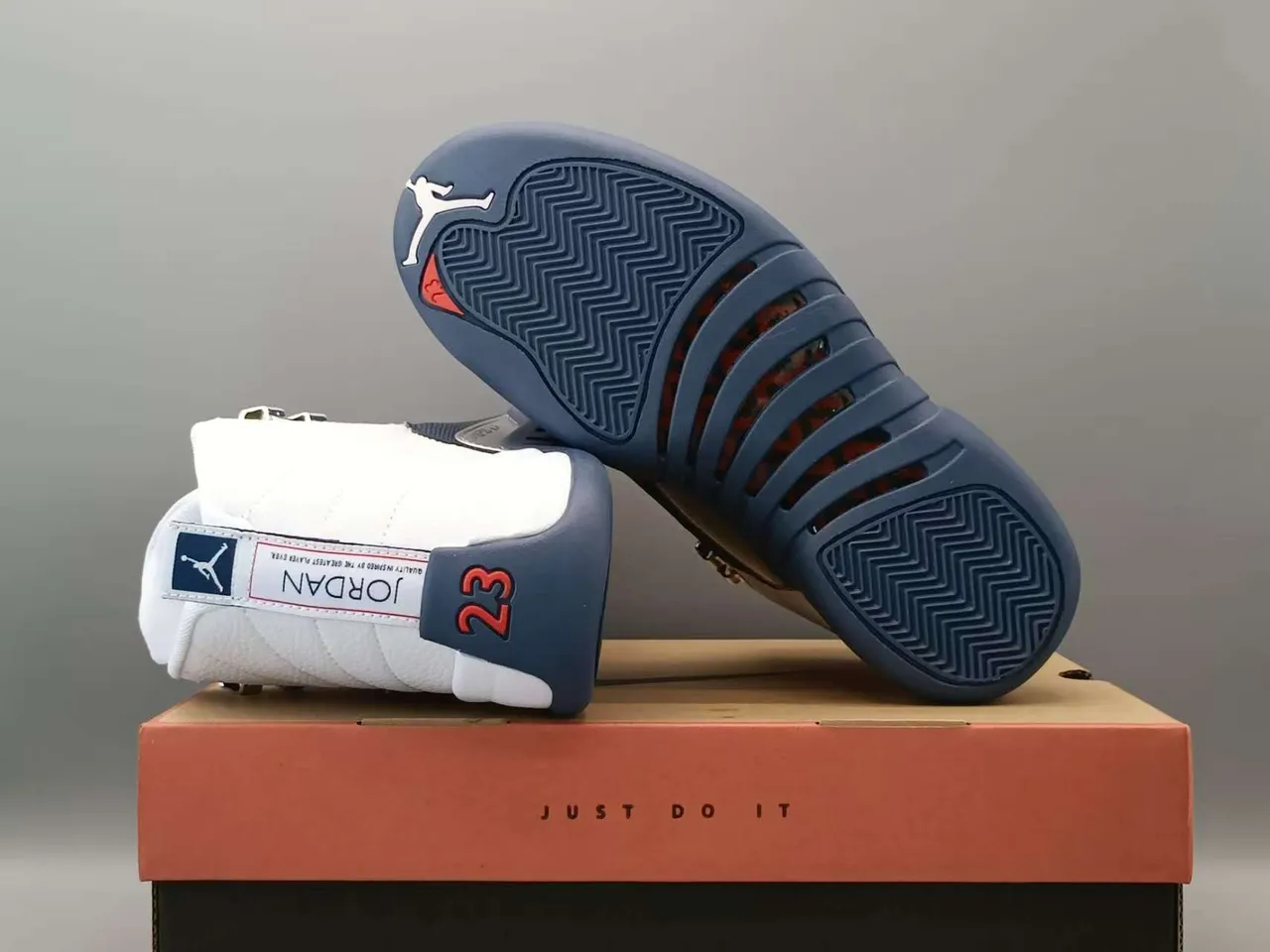 Tênis de basquete Air Jordan 12 branco e azul-marinho 3