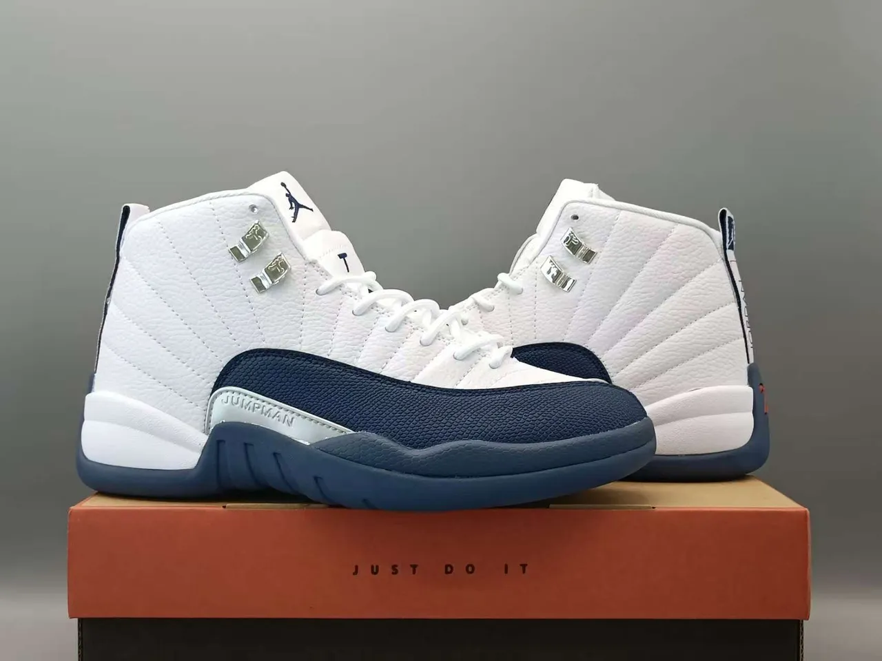 Tênis de basquete Air Jordan 12 branco e azul-marinho 4