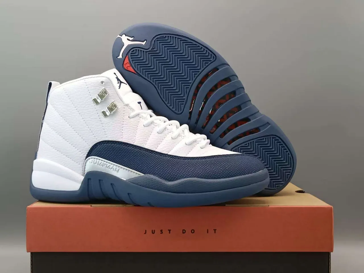 Tênis de basquete Air Jordan 12 branco e azul-marinho 5