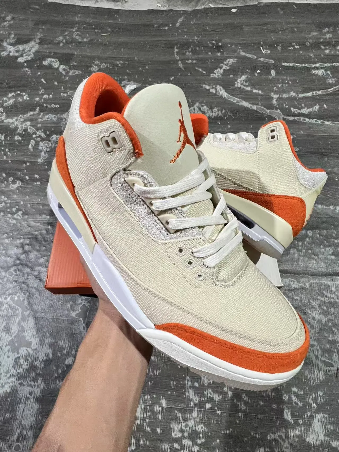 Tênis de basquete Air Jordan 3 bege e laranja 2
