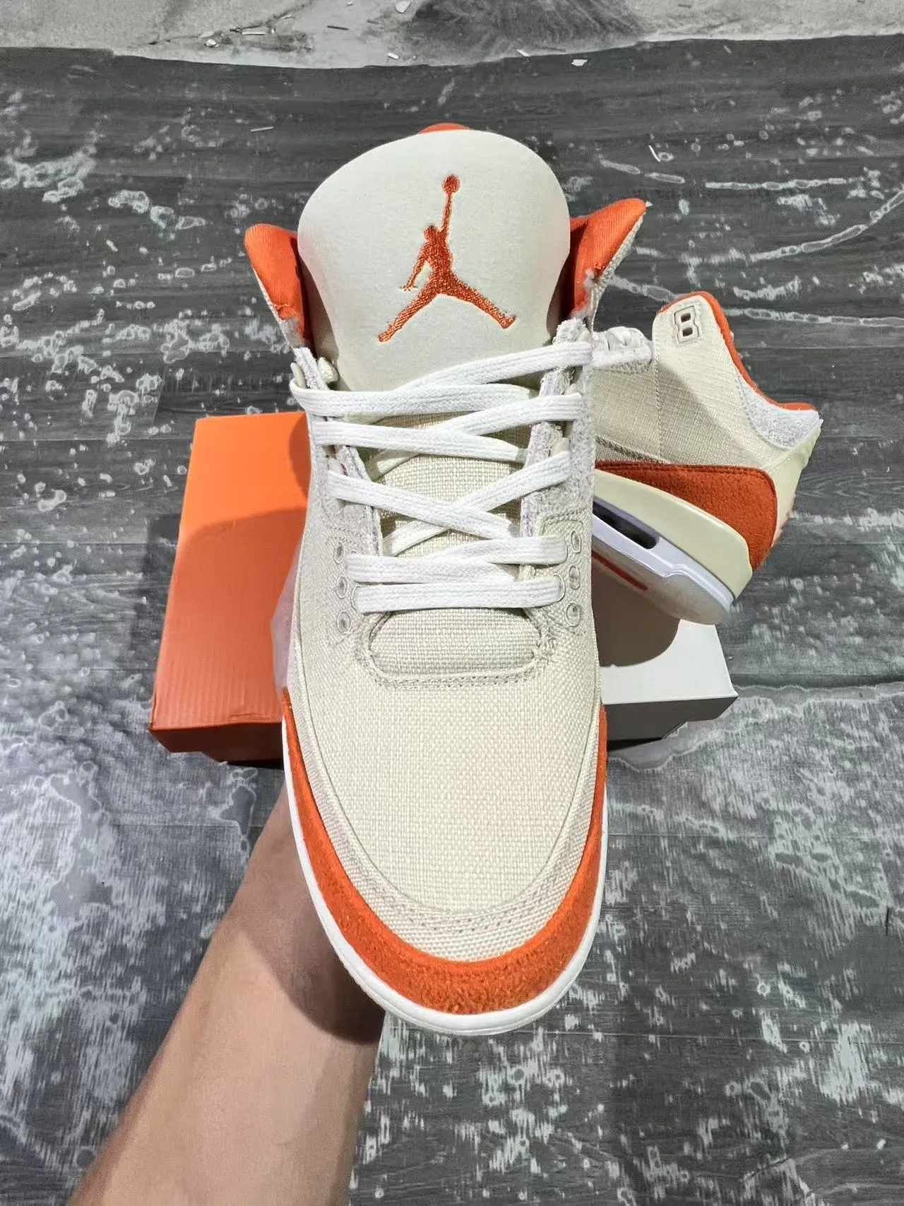 Tênis de basquete Air Jordan 3 bege e laranja 3