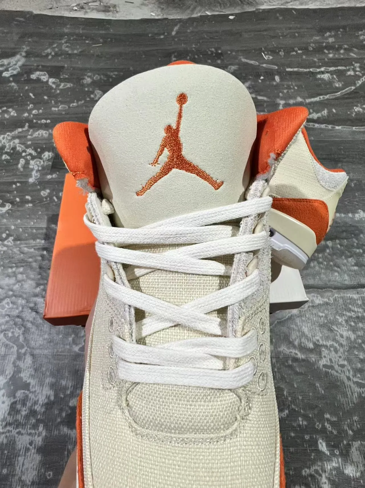 Tênis de basquete Air Jordan 3 bege e laranja 4