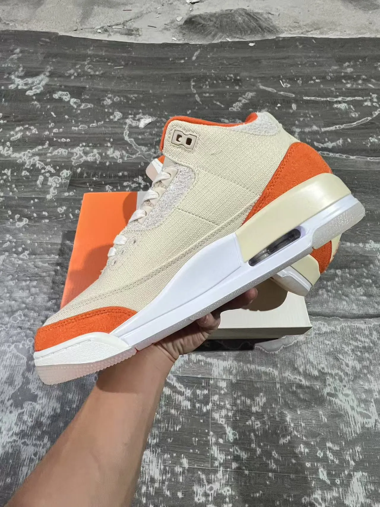 Tênis de basquete Air Jordan 3 bege e laranja 5