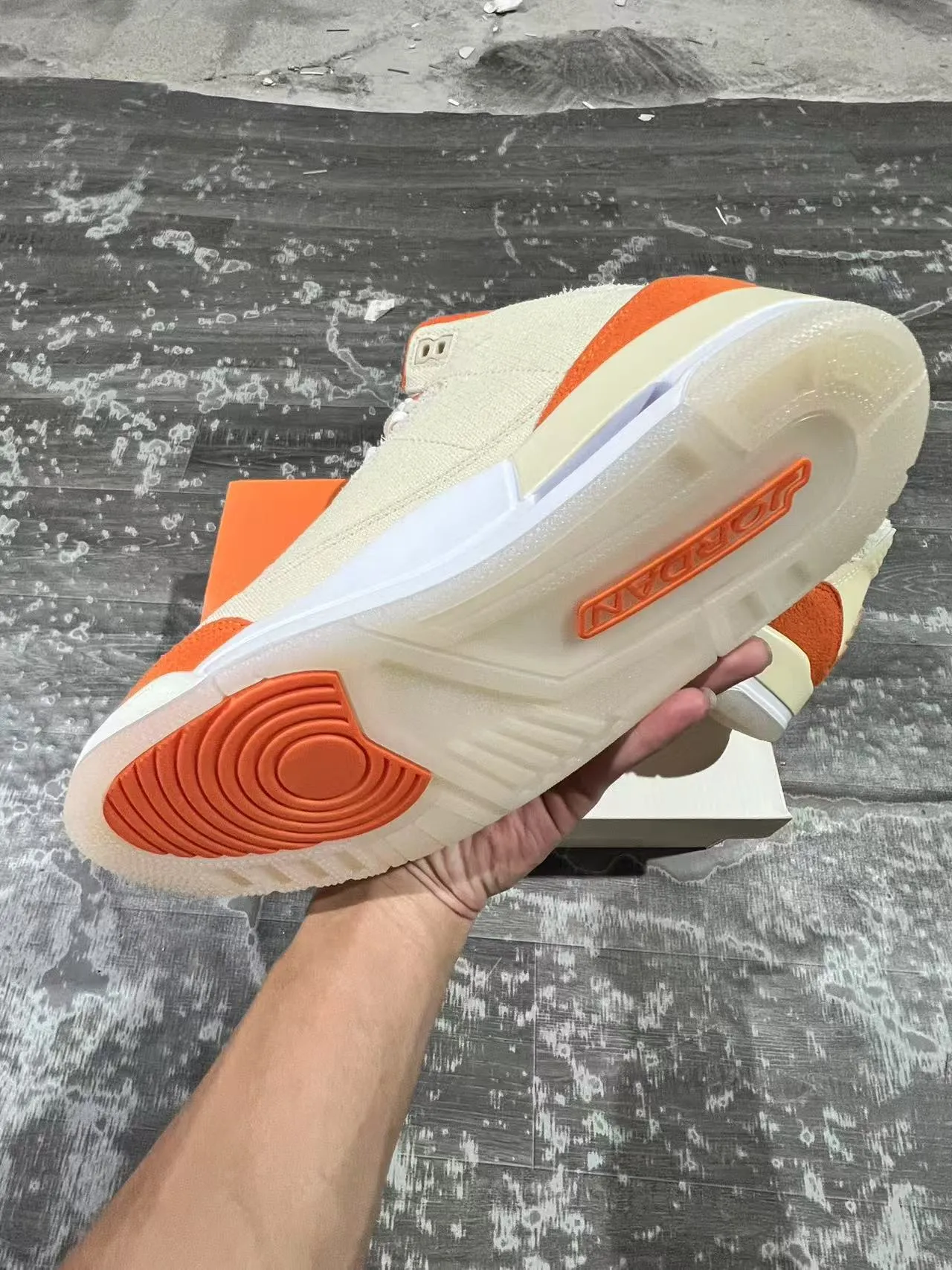 Tênis de basquete Air Jordan 3 bege e laranja 6