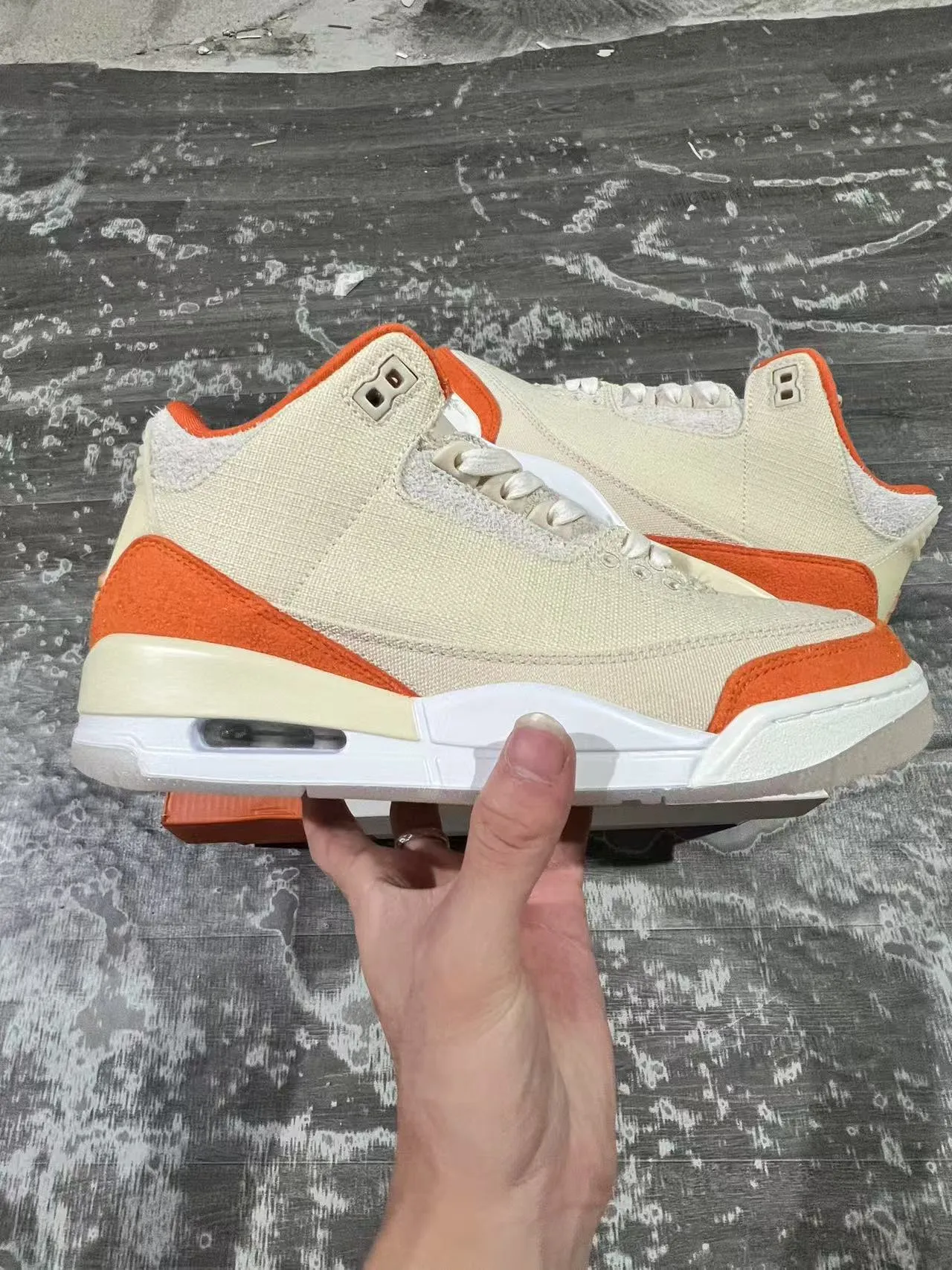 Tênis de basquete Air Jordan 3 bege e laranja 7
