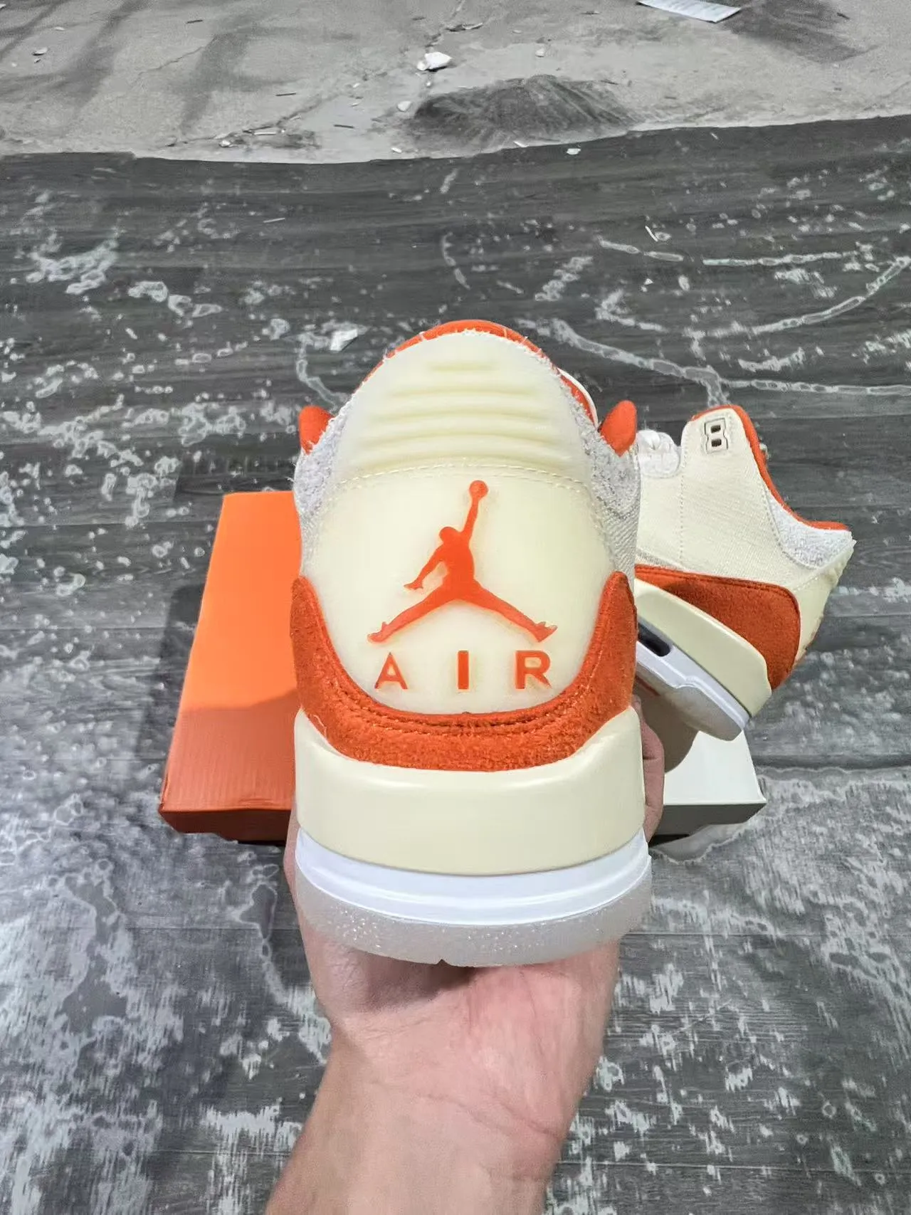 Tênis de basquete Air Jordan 3 bege e laranja 8