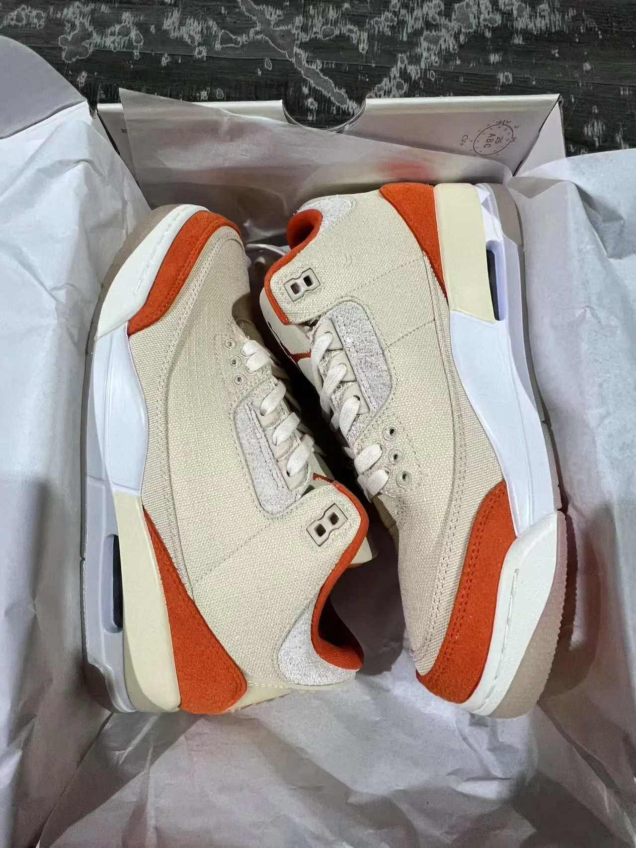 Tênis de basquete Air Jordan 3 bege e laranja 9