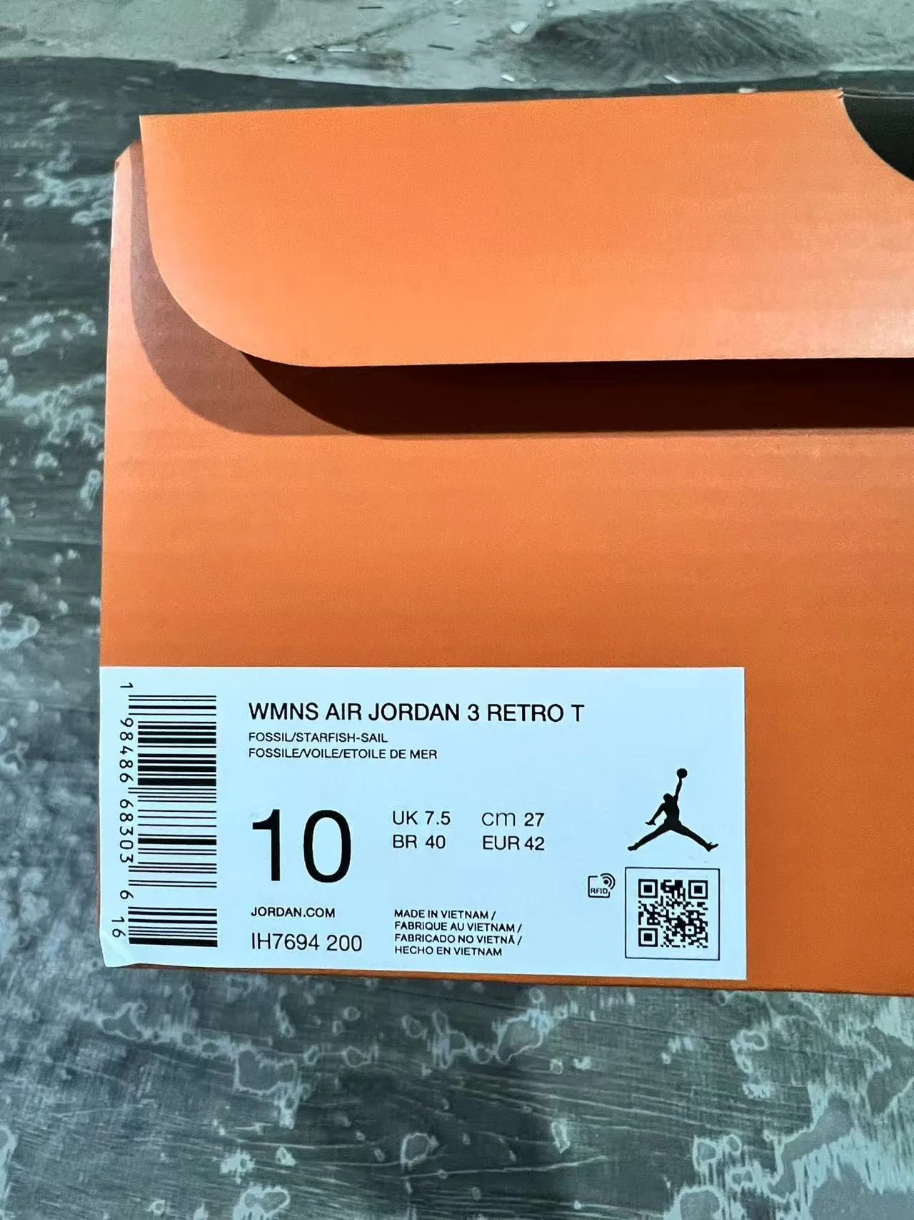 Tênis de basquete Air Jordan 3 bege e laranja 10
