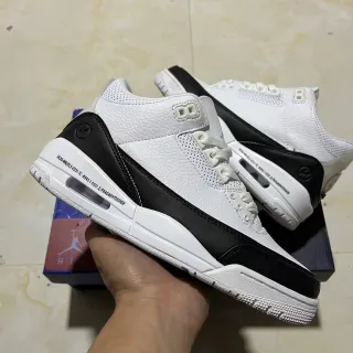 Tênis de basquete Air Jordan 3 Fragment Design branco e preto