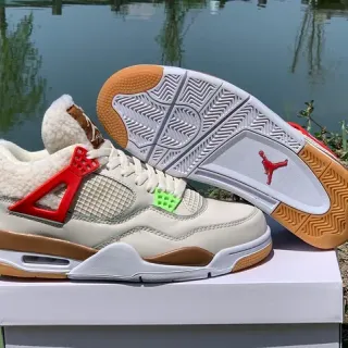 Tênis de basquete Air Jordan 4 bege, marrom e vermelho com forro de pele de carneiro