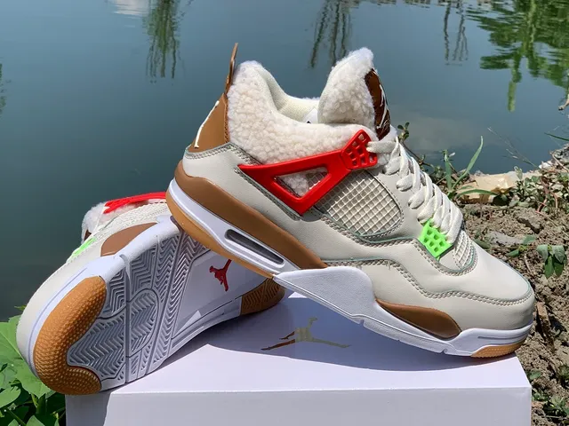 حذاء كرة السلة Air Jordan 4 بيج وبني وأحمر مبطن بجلد الغنم 3