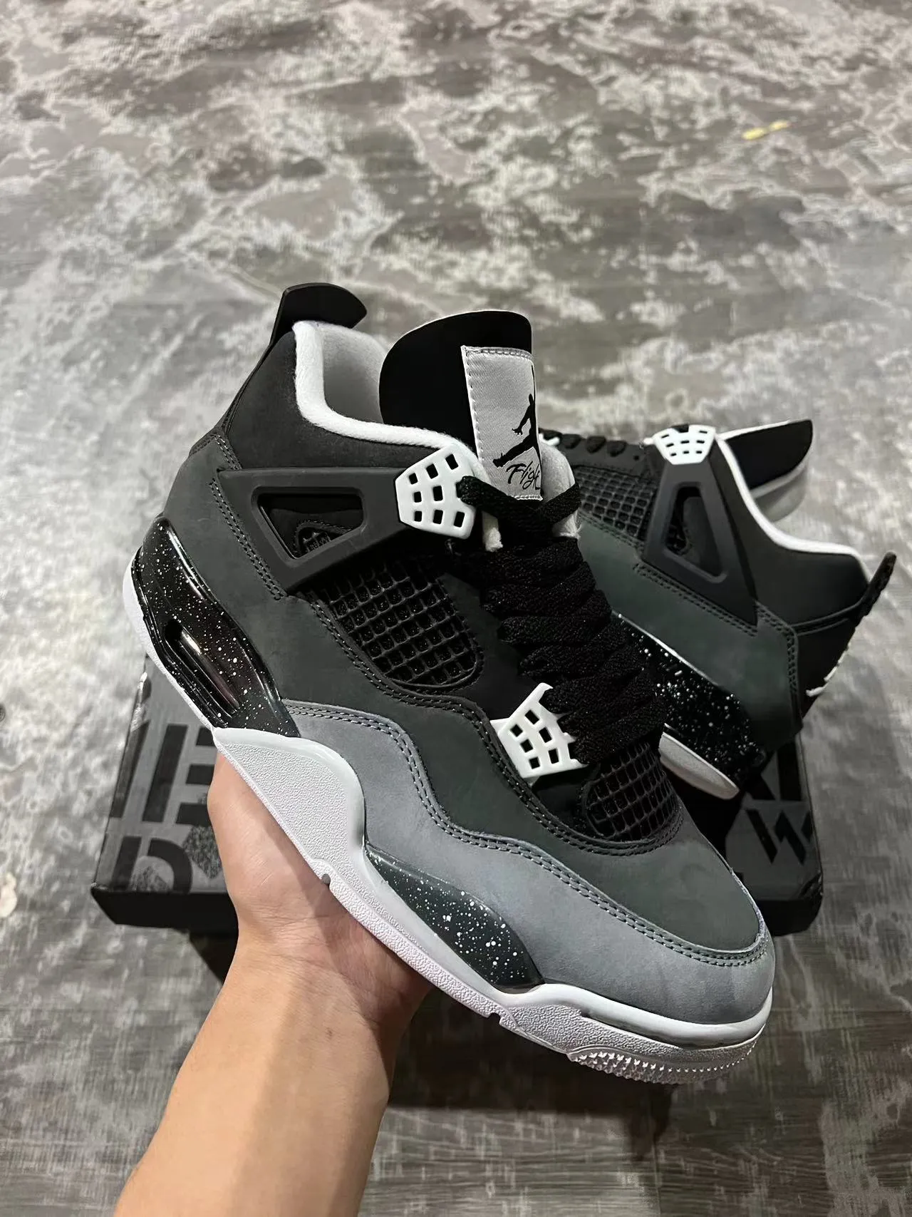 Tênis de basquete Air Jordan 4 preto e cinza salpicado 2