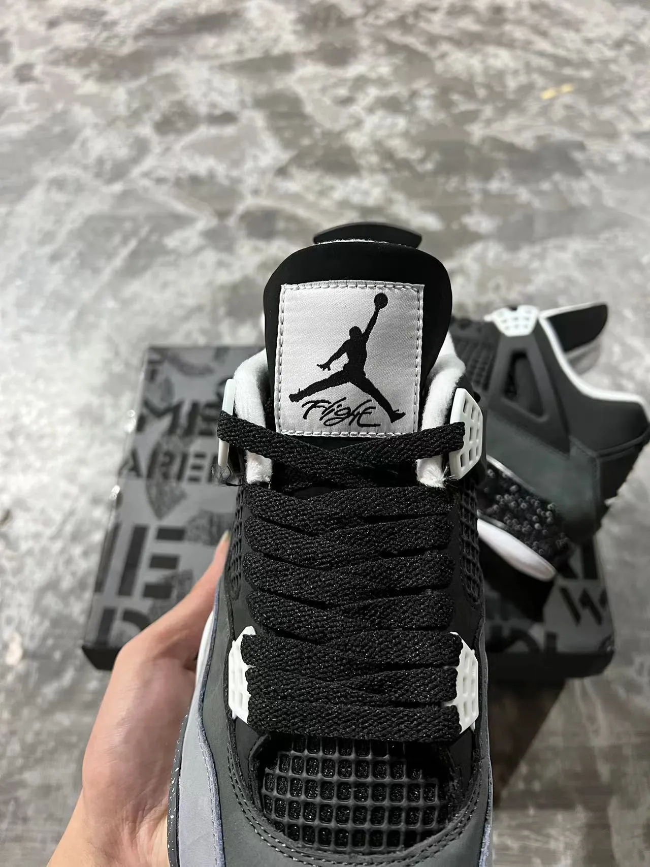 Tênis de basquete Air Jordan 4 preto e cinza salpicado 4