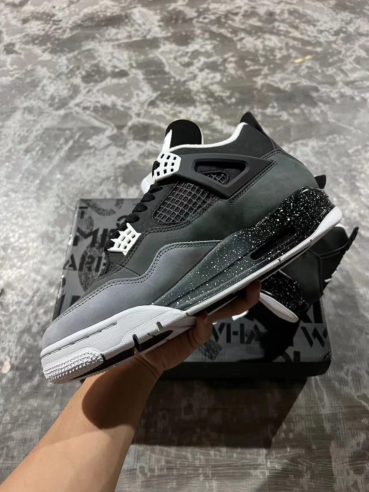 Tênis de basquete Air Jordan 4 preto e cinza salpicado 5