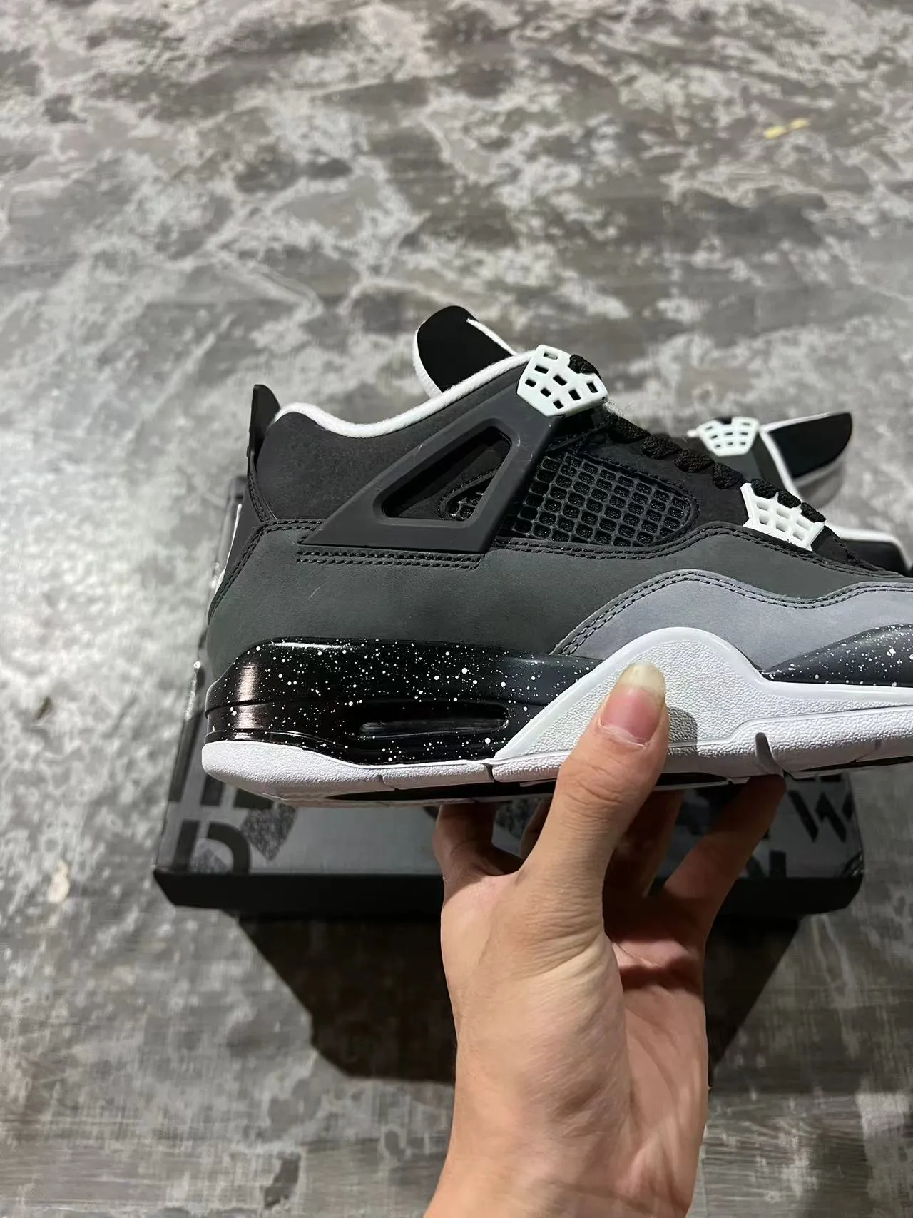 Tênis de basquete Air Jordan 4 preto e cinza salpicado 7