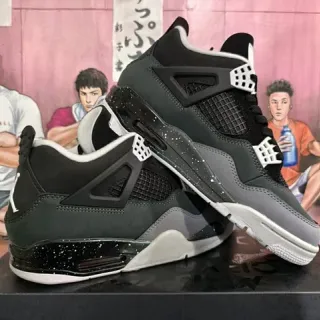Tênis de basquete Air Jordan 4 preto e cinza com calcanhar salpicado