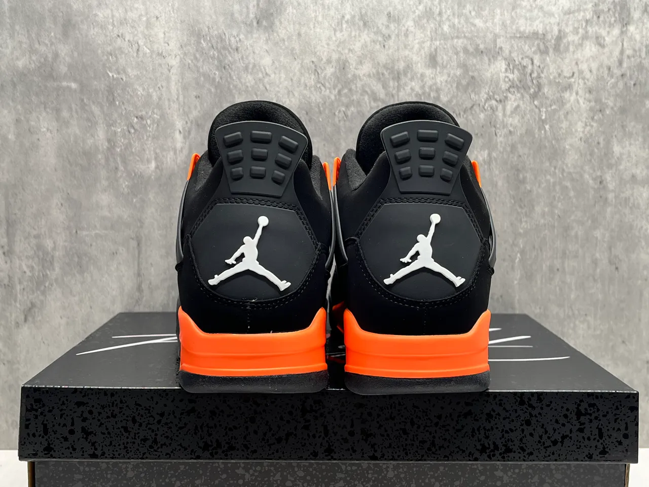 حذاء كرة السلة Air Jordan 4 أسود وبرتقالي 2