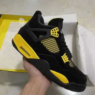 Tênis de basquete Air Jordan 4 preto e amarelo