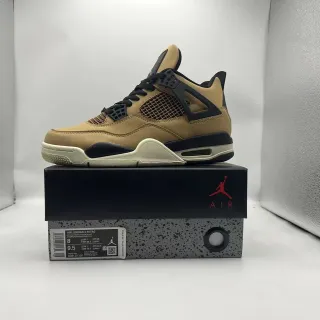 Air Jordan 4 Retro बेज और काले बास्केटबॉल जूते