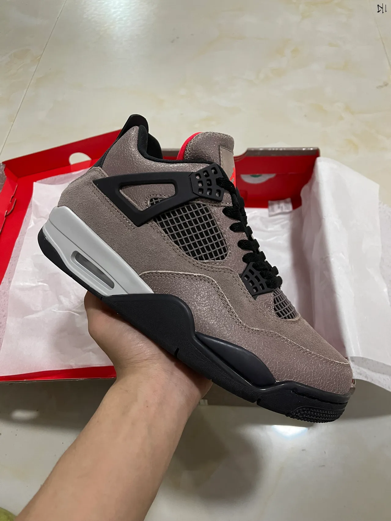Tênis de basquete Air Jordan 4 taupe e preto 4