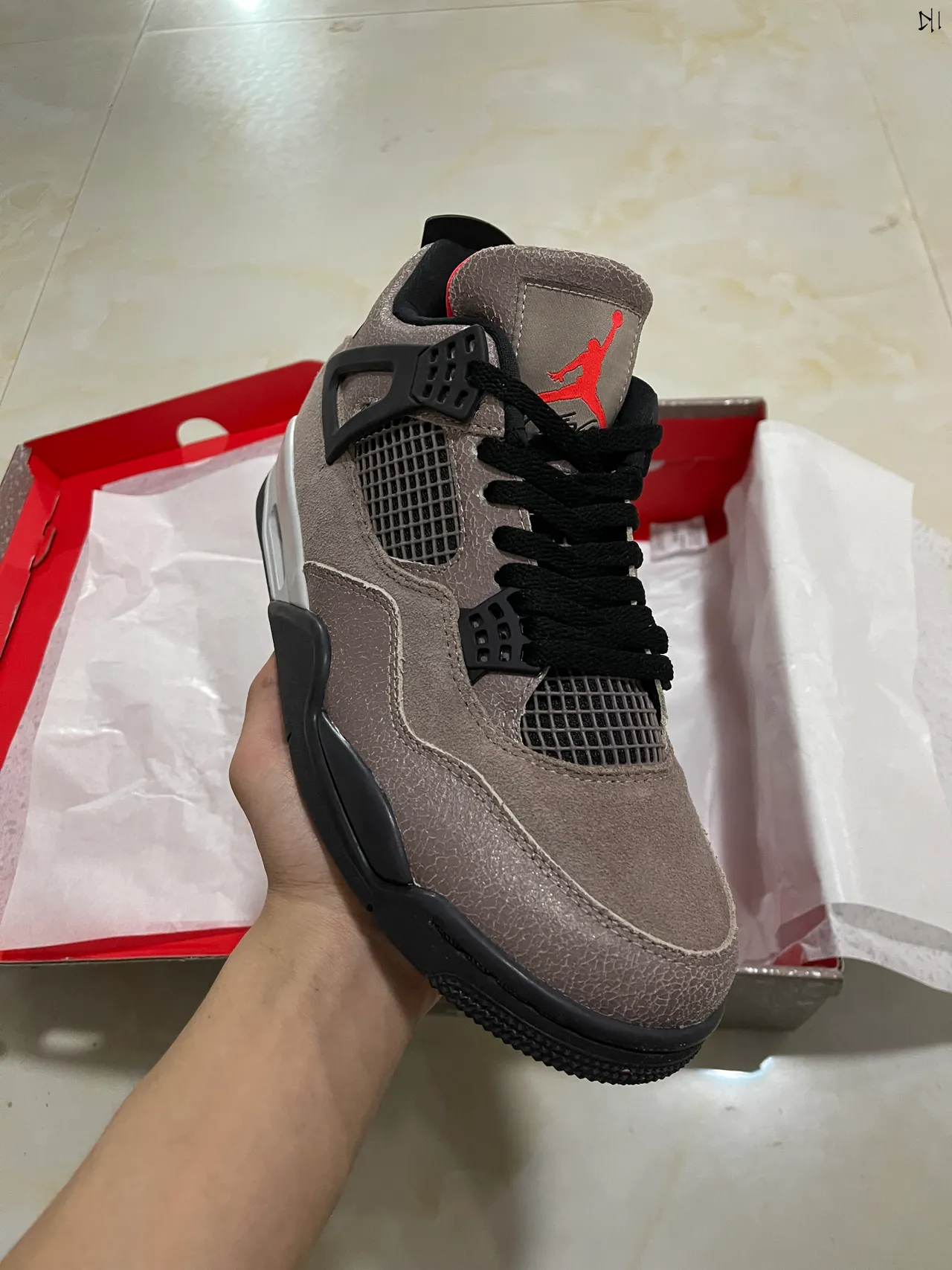 Tênis de basquete Air Jordan 4 taupe e preto 5