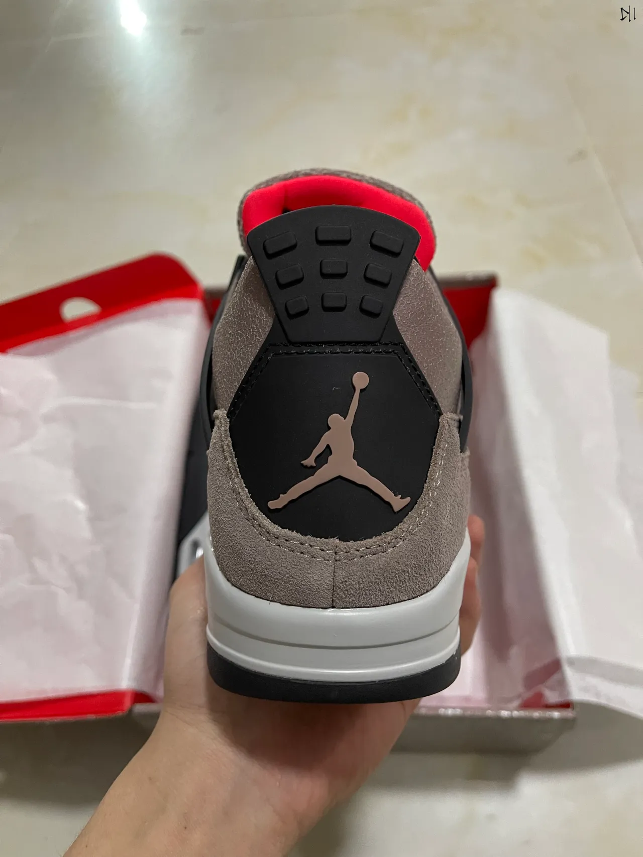 Tênis de basquete Air Jordan 4 taupe e preto 3
