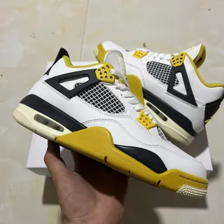 Tênis de basquete Air Jordan 4 branco preto amarelo
