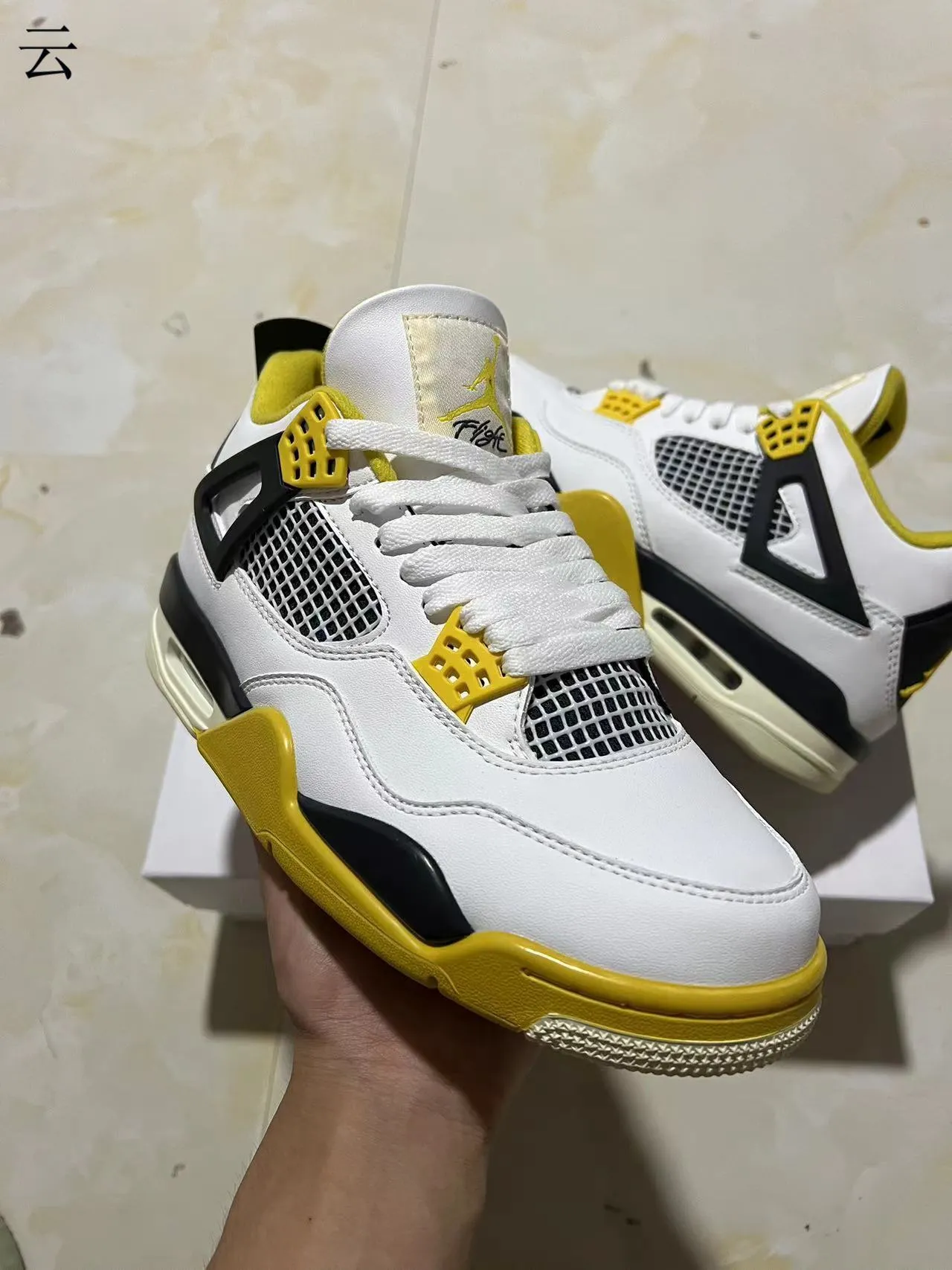 Chaussures de basketball Air Jordan 4 blanc noir jaune 2